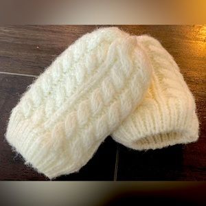 Primark - Infant Mittens - SIZE: 12-24 Month
